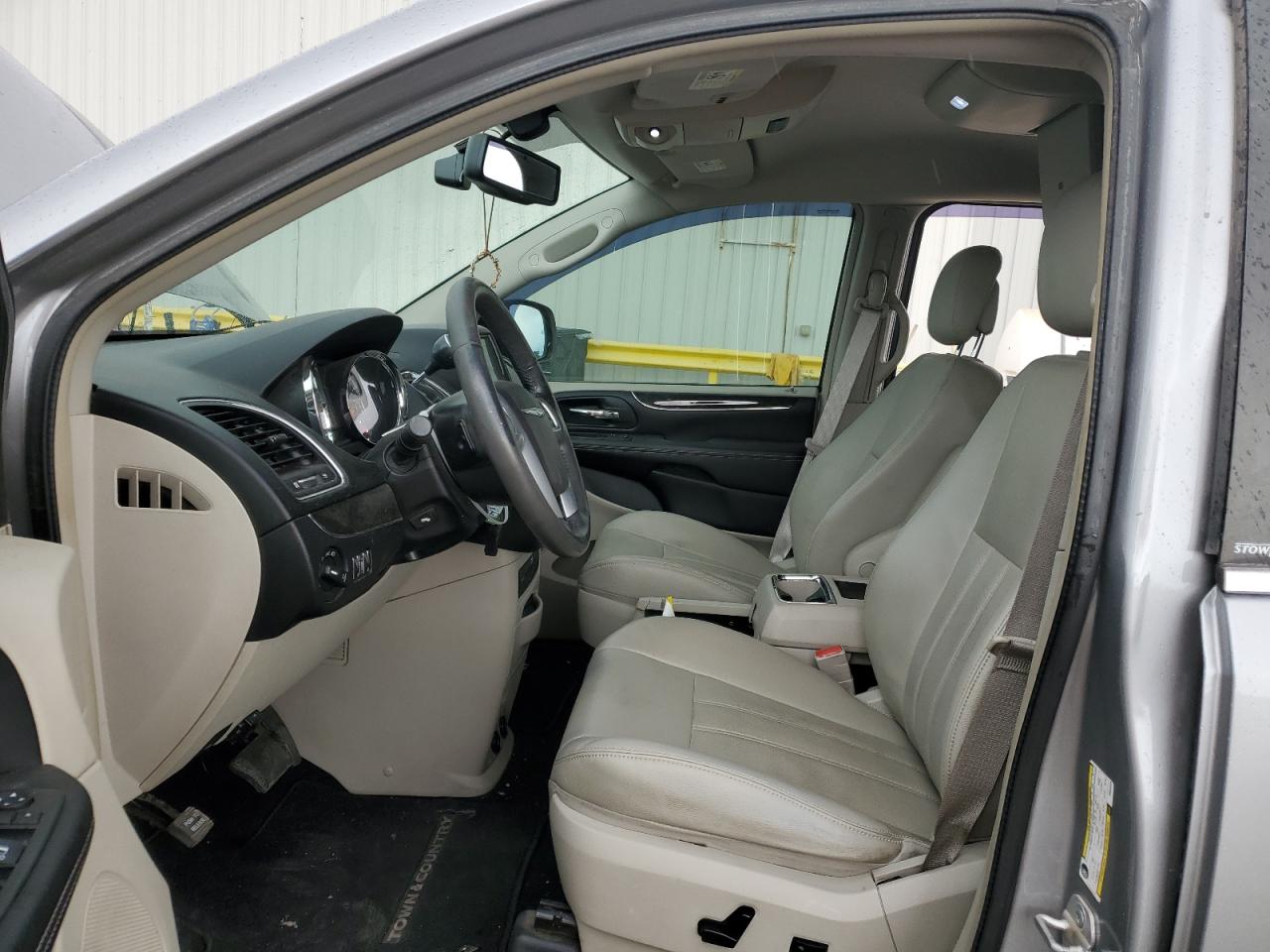 2013 Chrysler Town & Country - Image 7