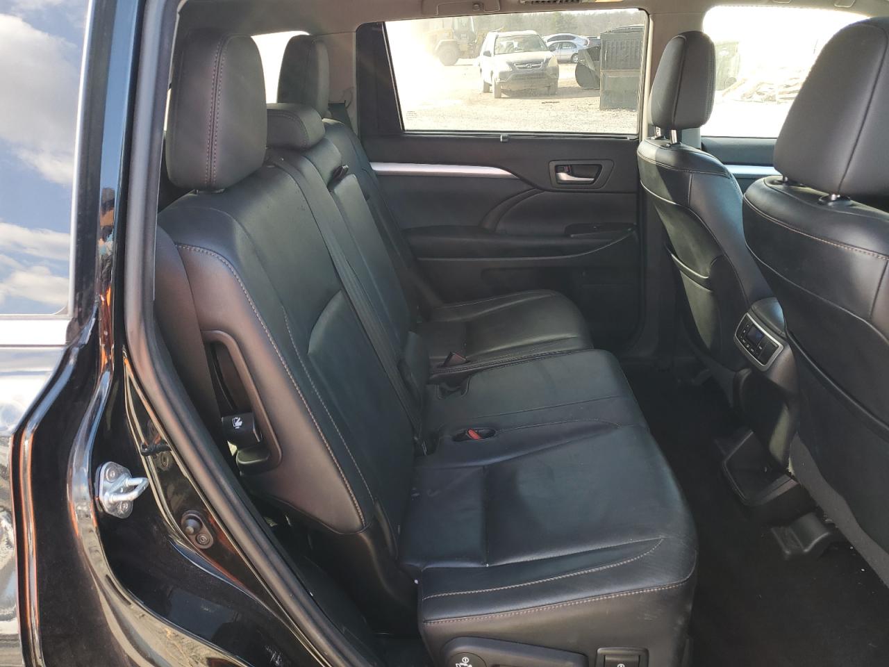 2015 Toyota Highlander - Image 12