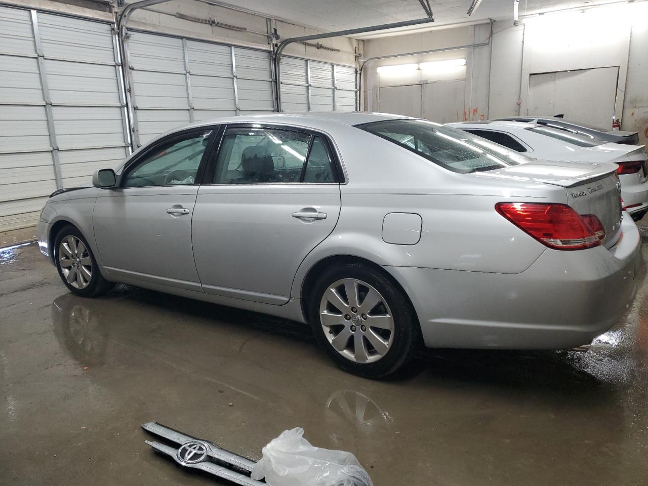 2007 Toyota Avalon - Image 2