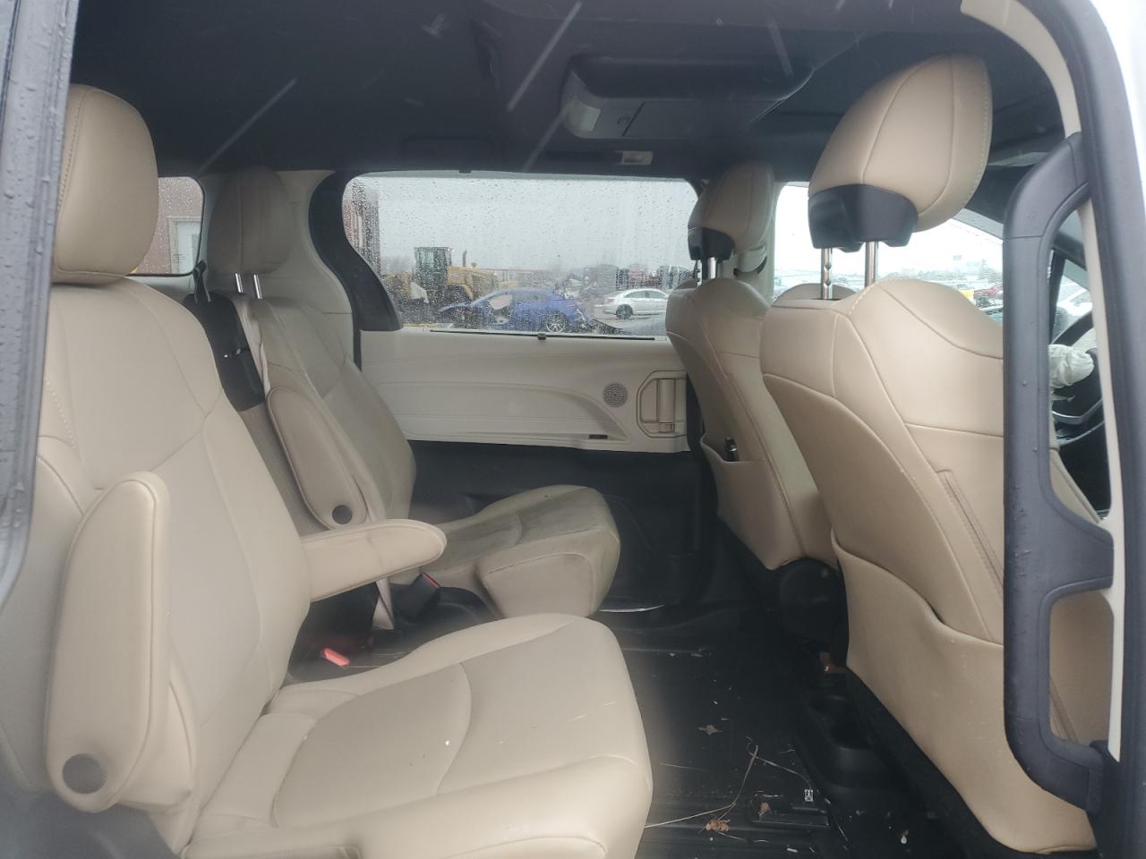 2021 Toyota Sienna - Image 11