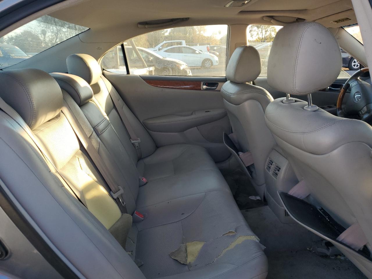 2005 Lexus ES - Image 10