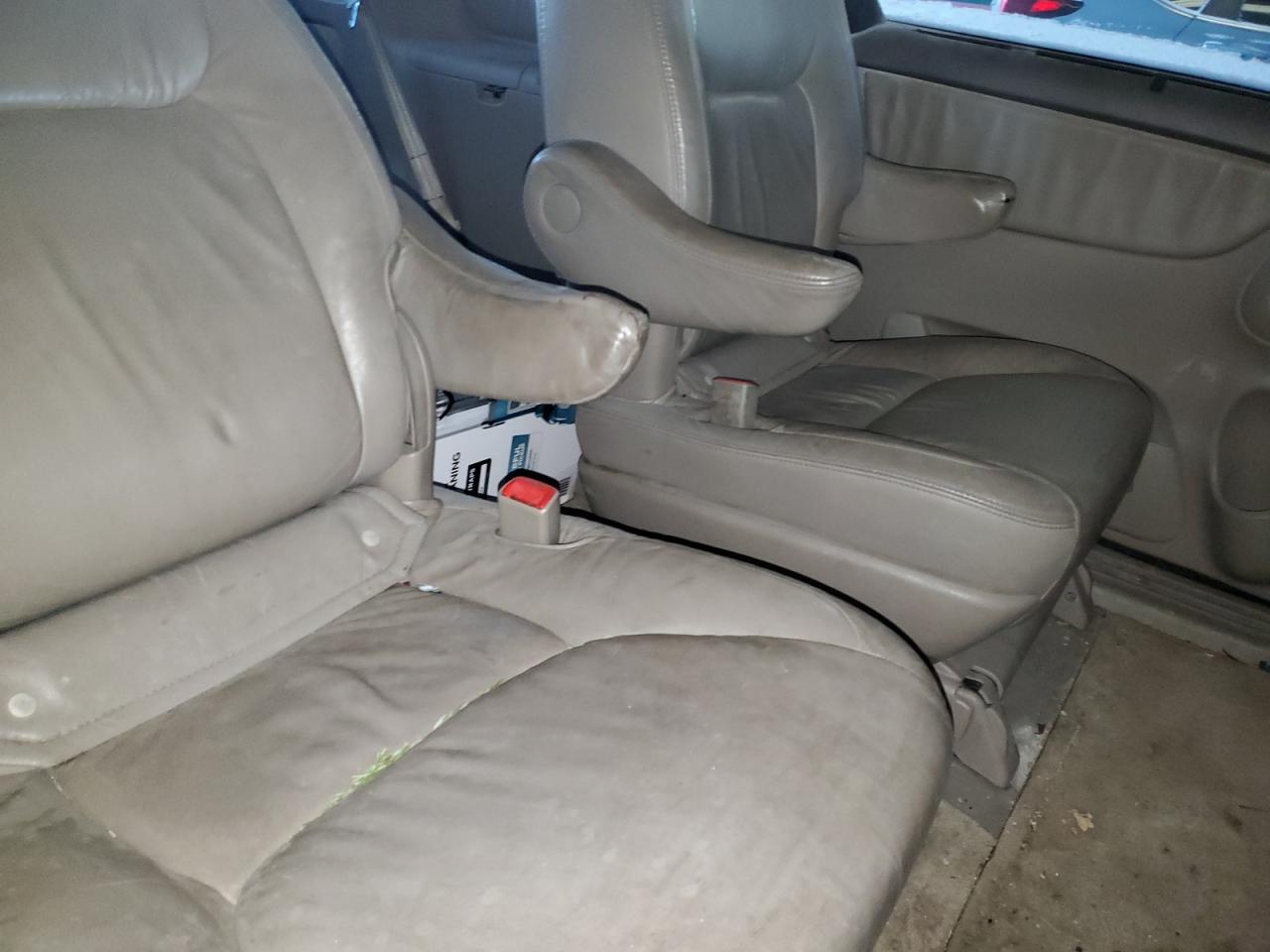 2005 Toyota Sienna - Image 11