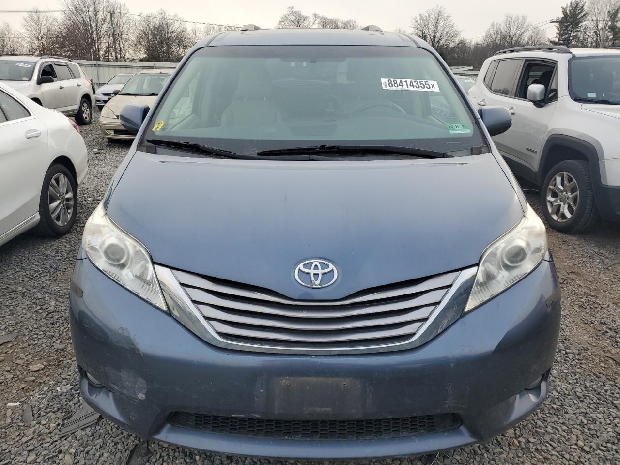 2017 Toyota Sienna - Image 5