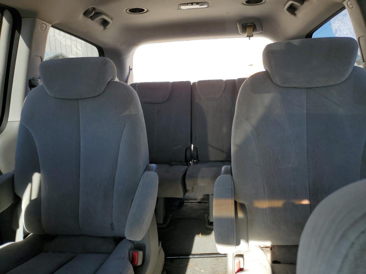 2008 Kia Sedona - Image 10