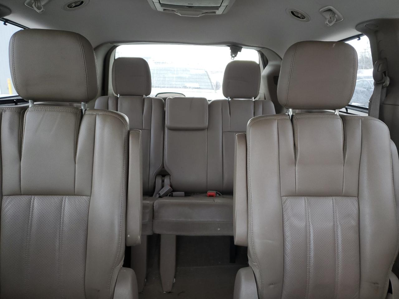 2011 Chrysler Town & Country - Image 10