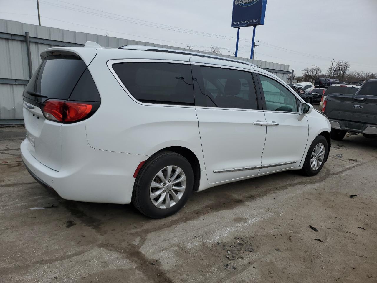 2018 Chrysler Pacifica - Image 3