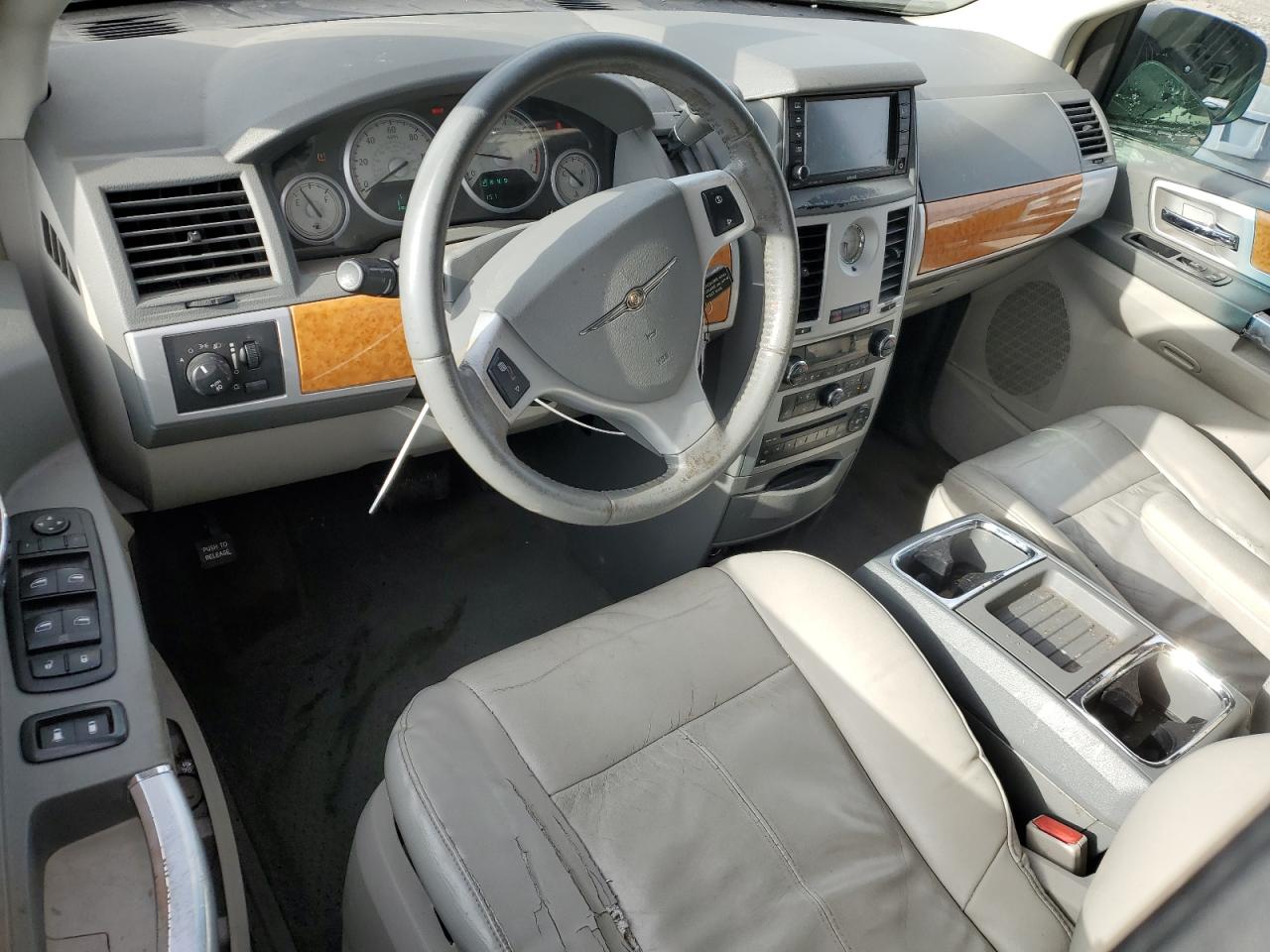 2008 Chrysler Town & Country - Image 8