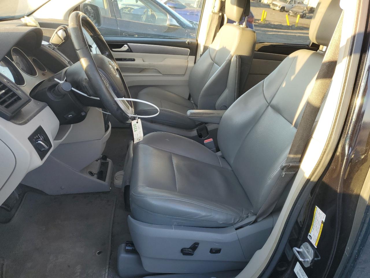 2011 Volkswagen Routan - Image 7