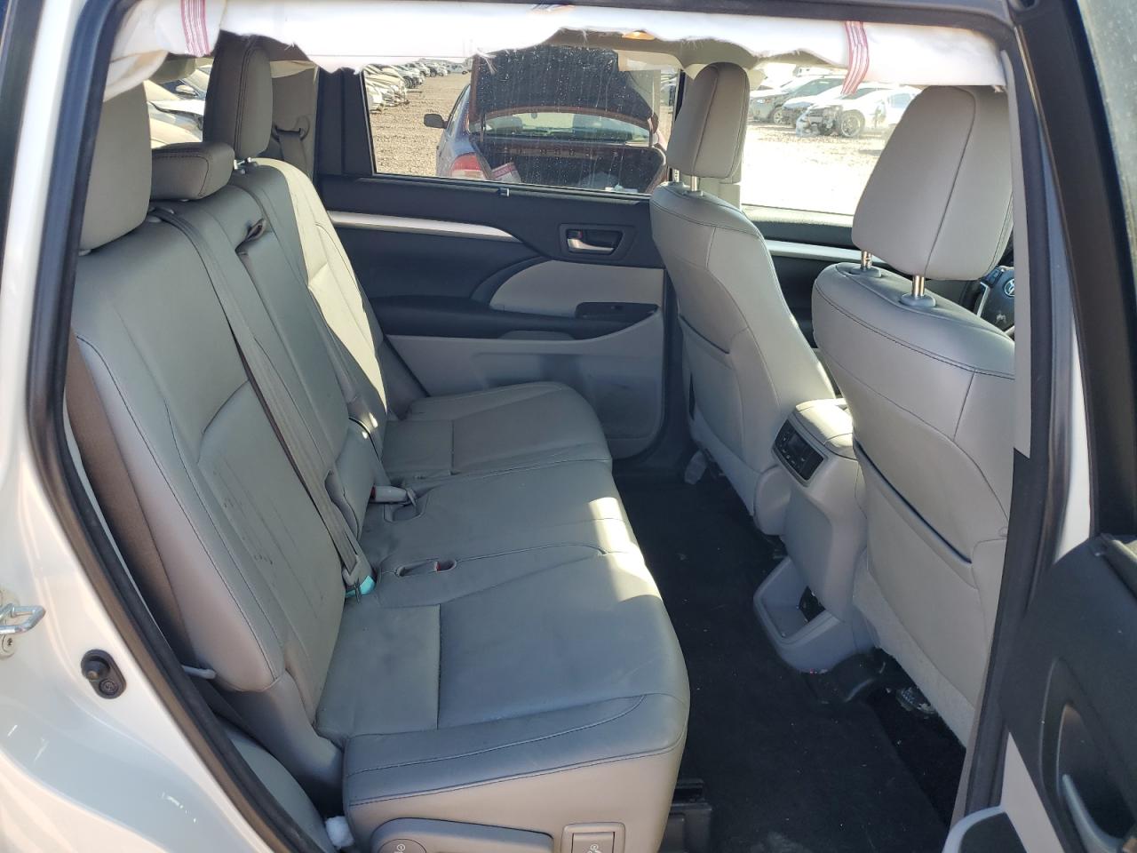 2015 Toyota Highlander - Image 11