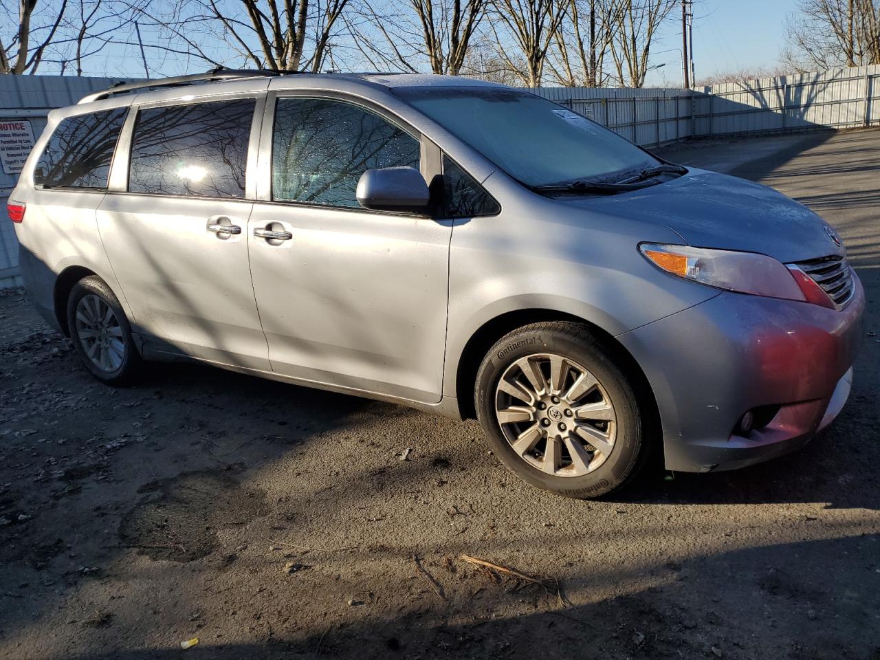 2015 Toyota Sienna - Image 4