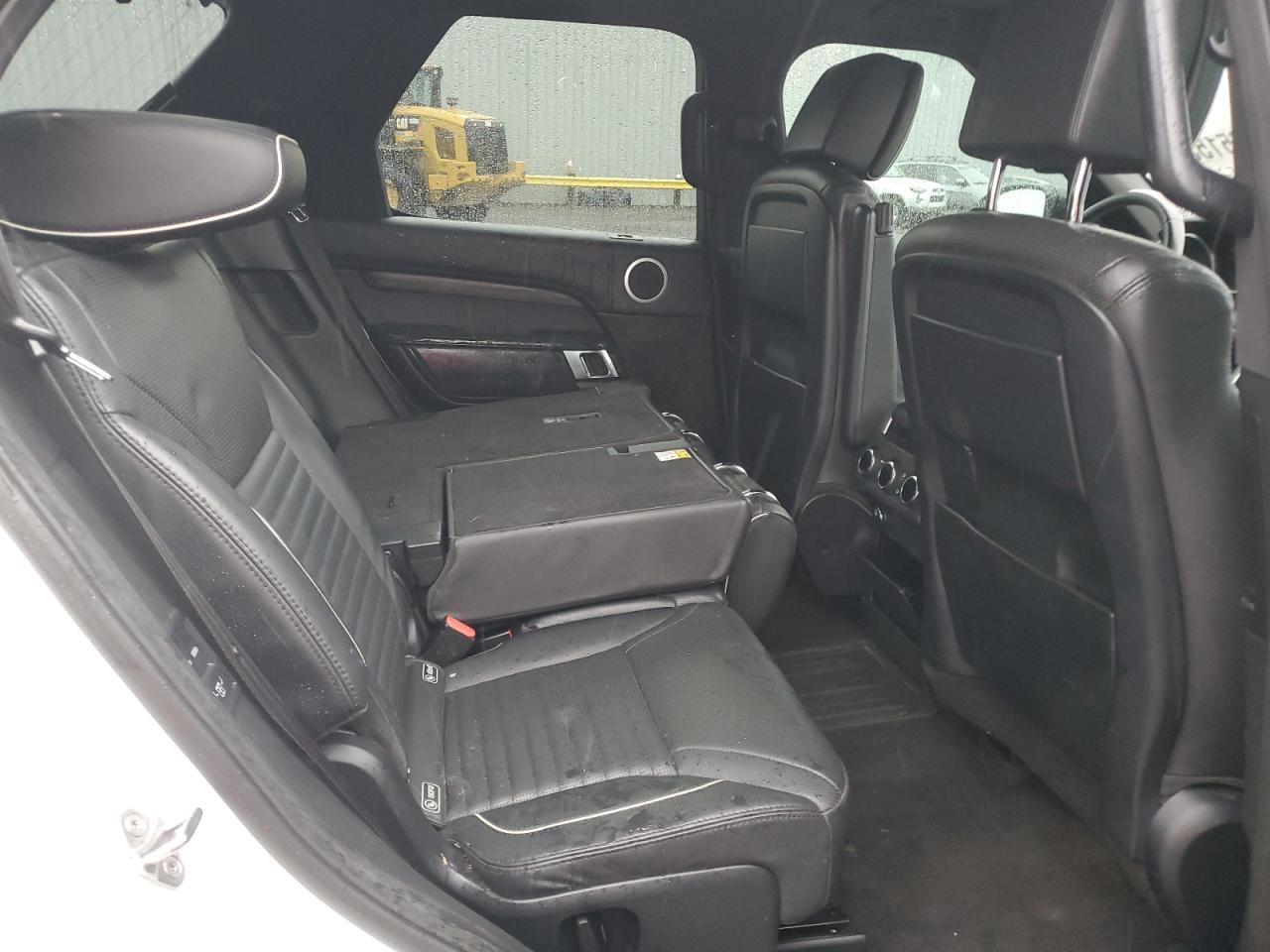 2017 Land Rover Discovery - Image 11