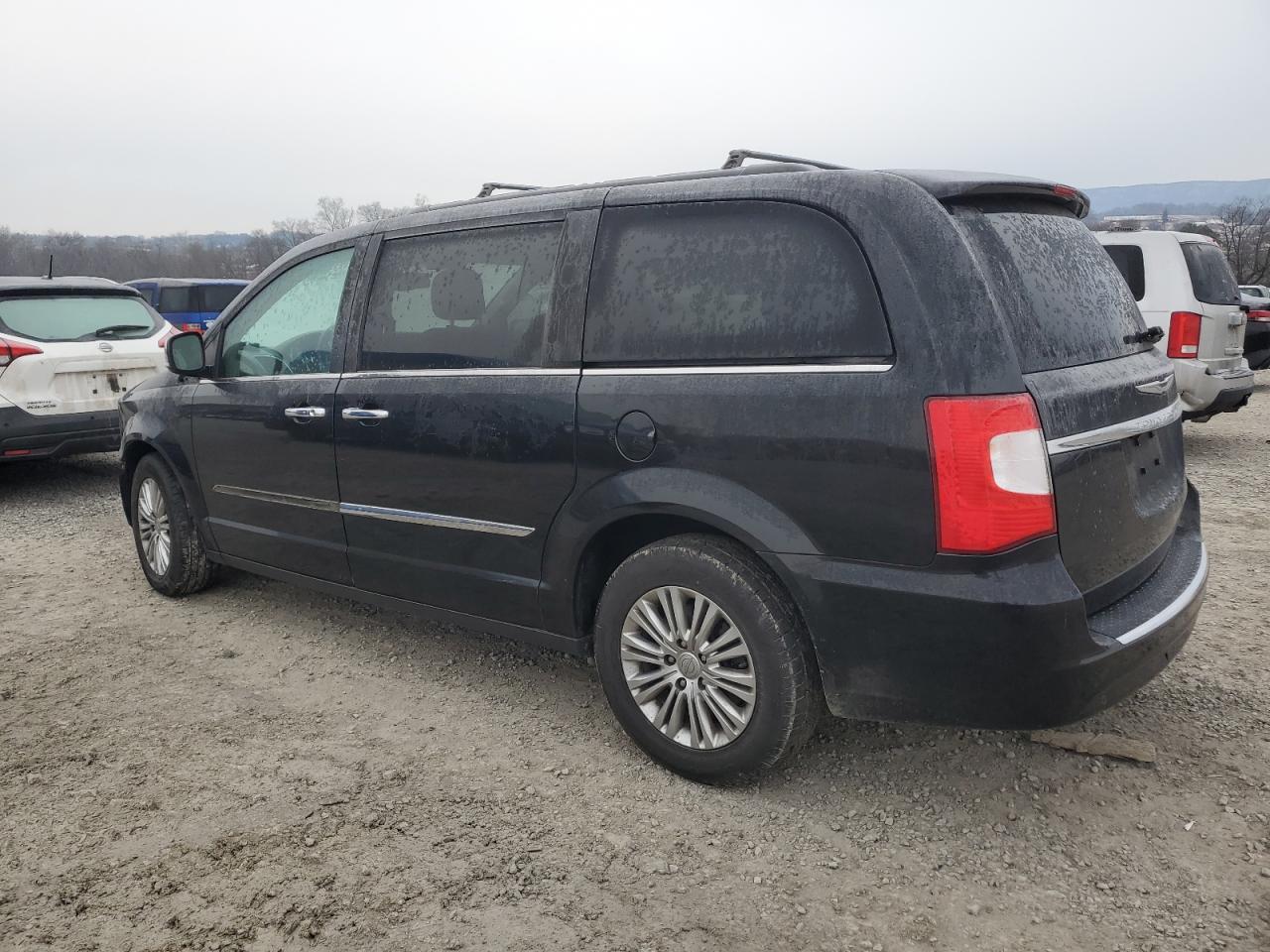 2016 Chrysler Town & Country - Image 2