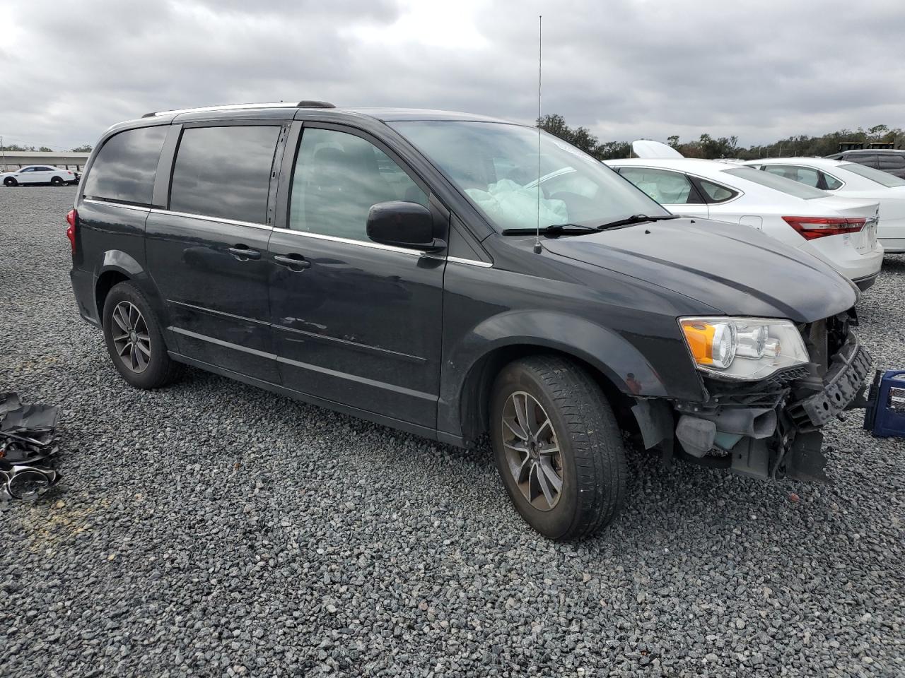 2017 Dodge Caravan - Image 4
