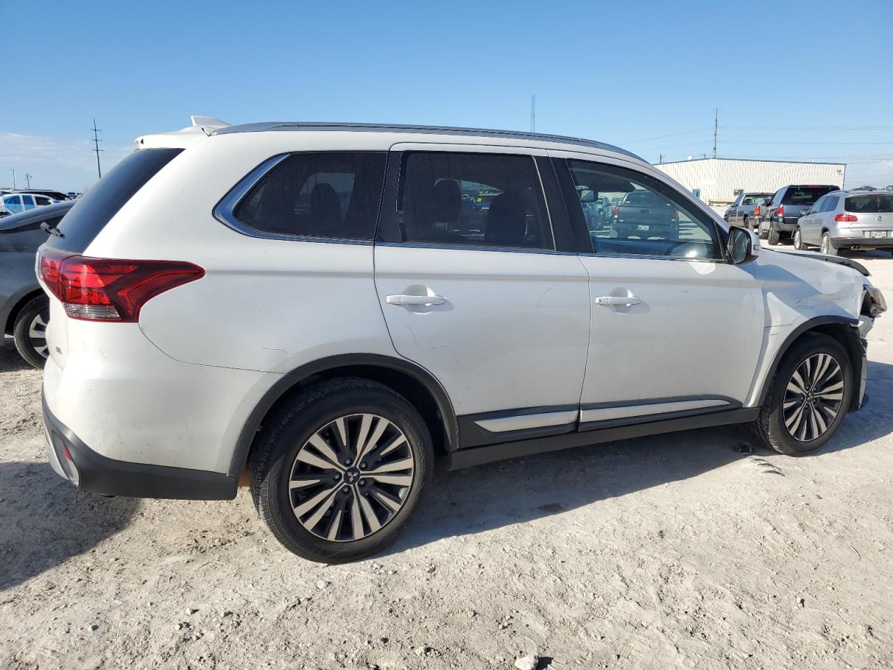 2020 Mitsubishi Outlander - Image 3