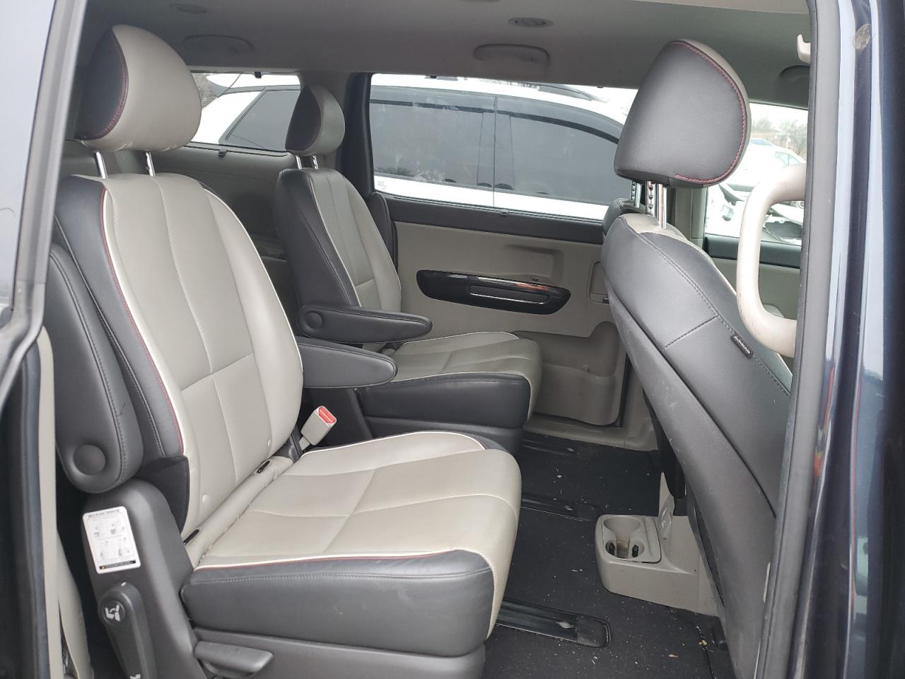 2015 Kia Sedona - Image 11