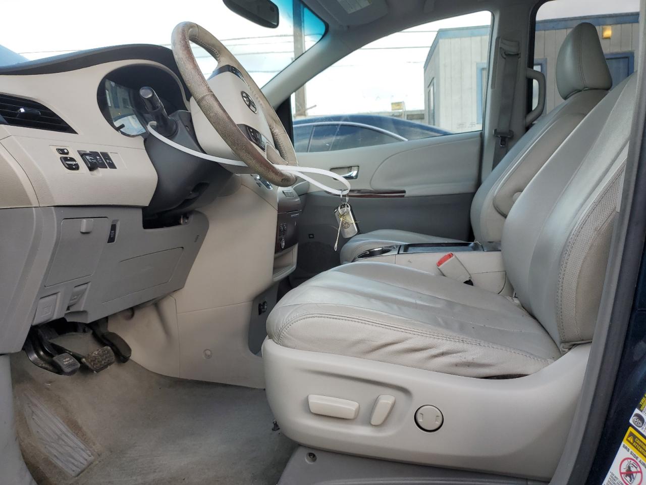 2011 Toyota Sienna - Image 7