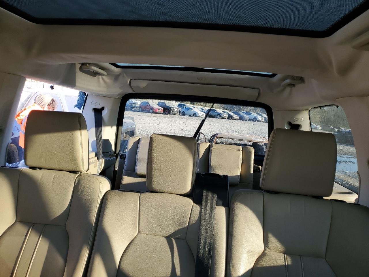 2011 Land Rover LR4 - Image 10