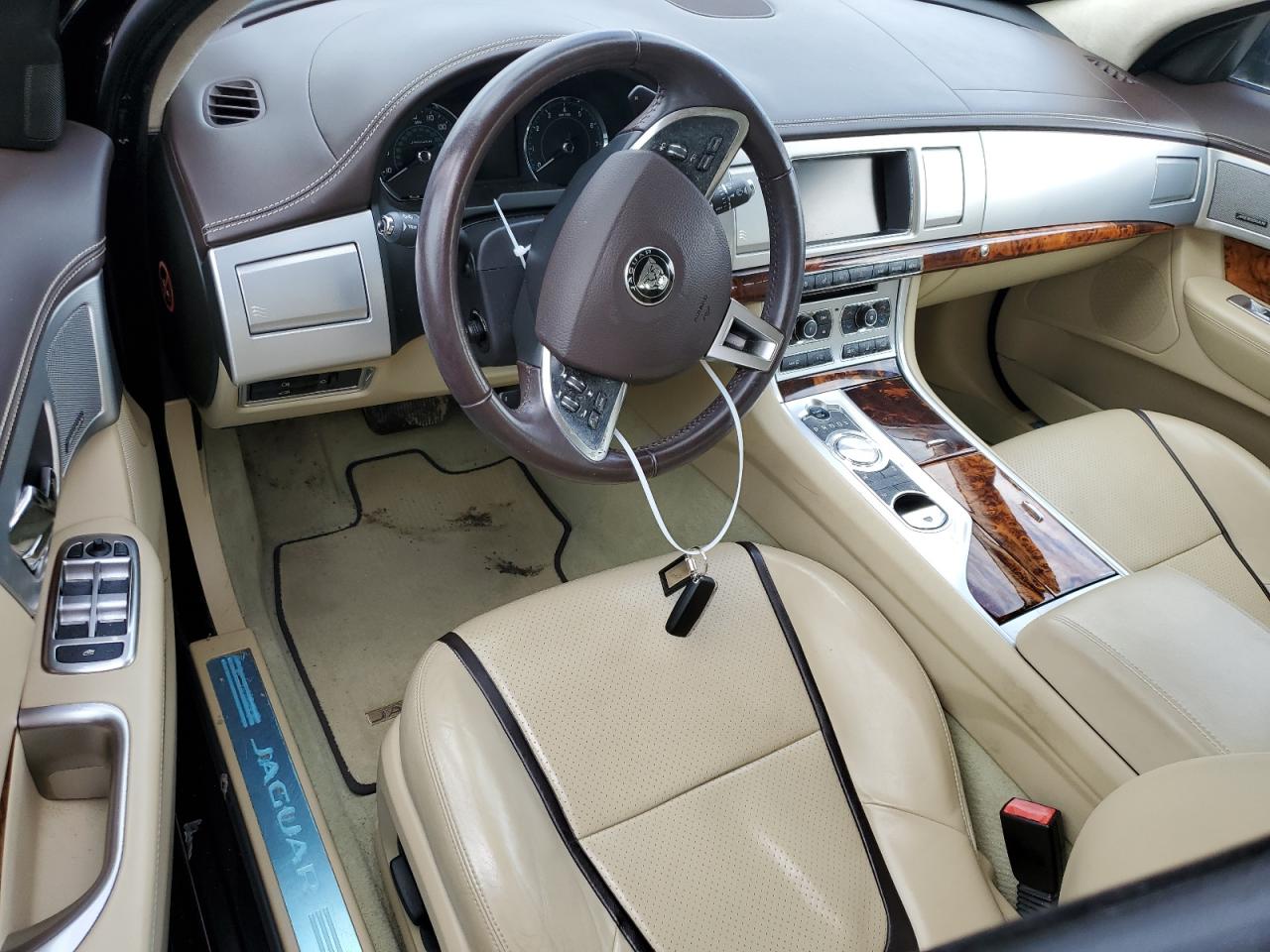 2014 Jaguar XF - Image 8