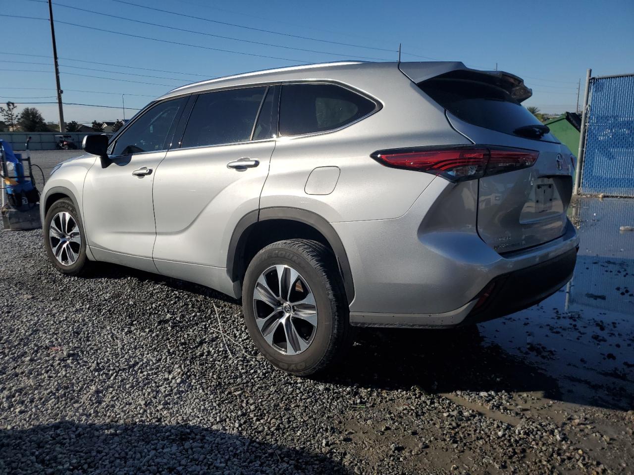 2020 Toyota Highlander - Image 2