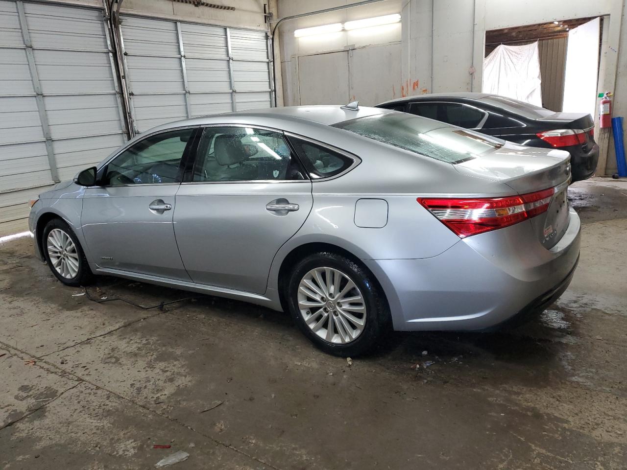 2015 Toyota Avalon - Image 2