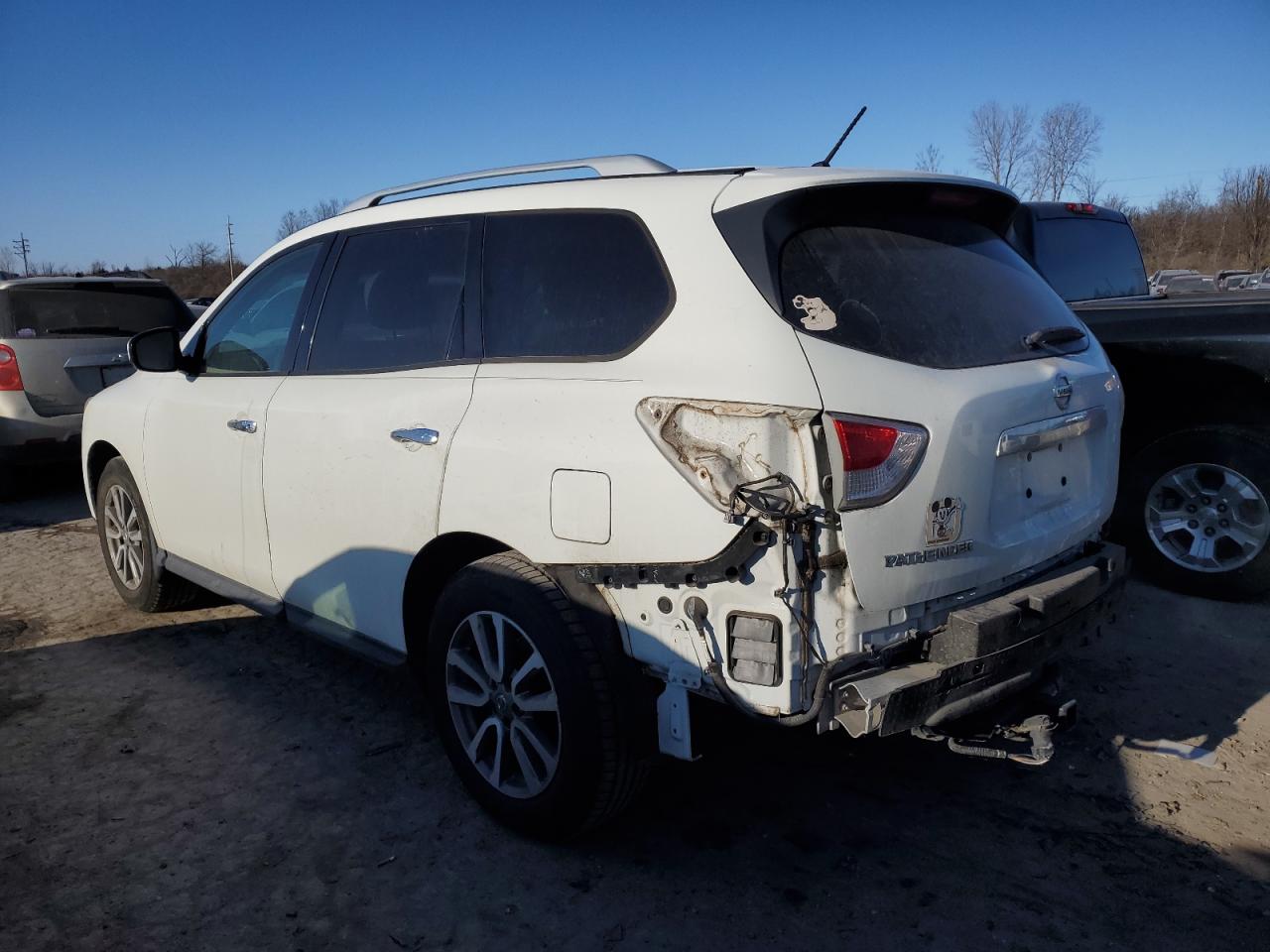 2016 Nissan Pathfinder - Image 2