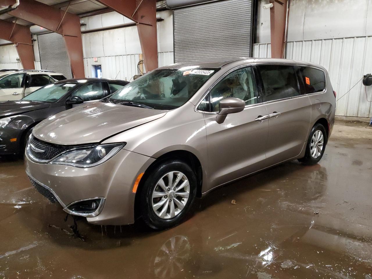 Lansing, MI에서 판매 중인 2018 Chrysler Pacifica Touring Plus - Side
