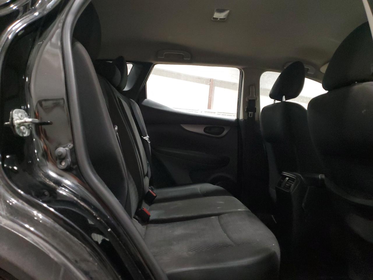 2018 Nissan Rogue - Image 11