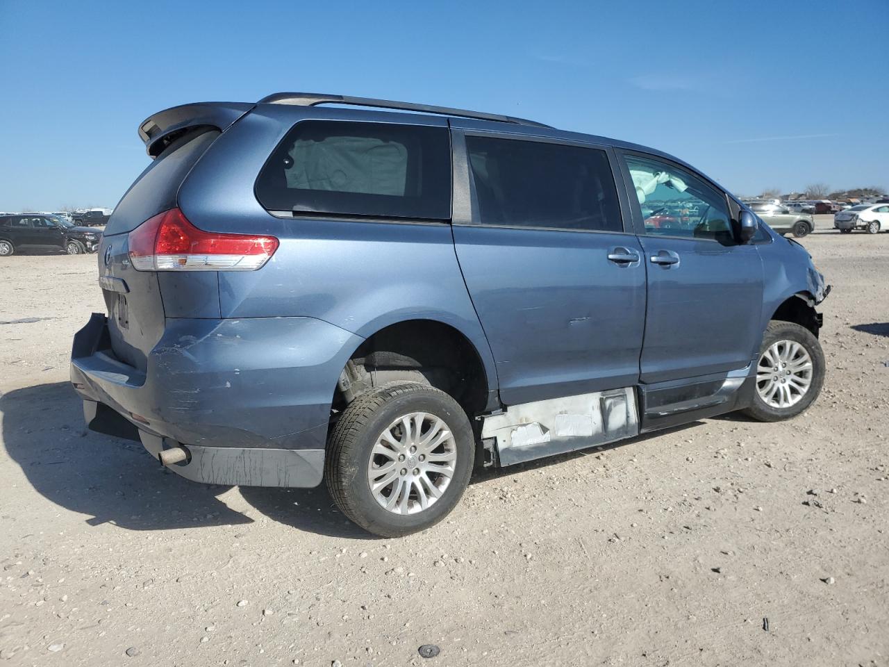 2014 Toyota Sienna - Image 3