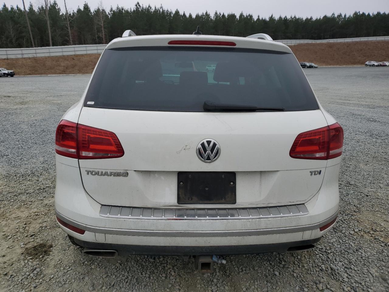 2015 Volkswagen Touareg - Image 6