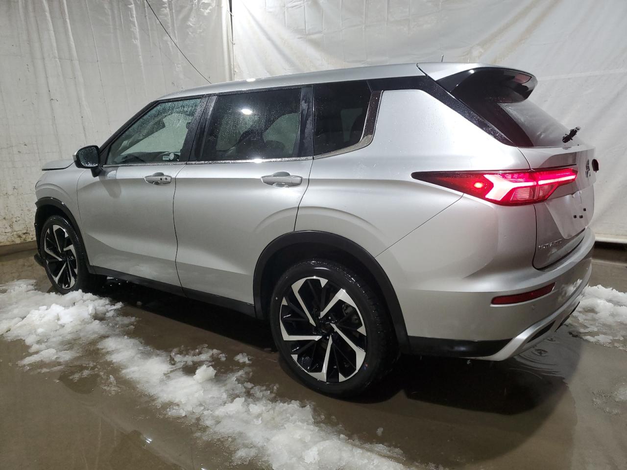 2024 Mitsubishi Outlander - Image 2