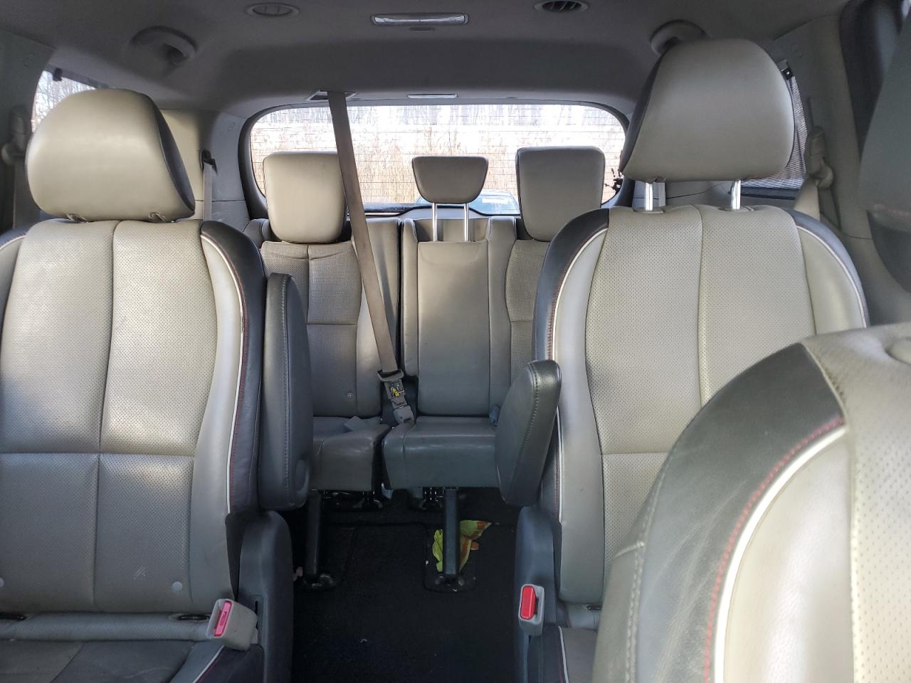 2015 Kia Sedona - Image 10