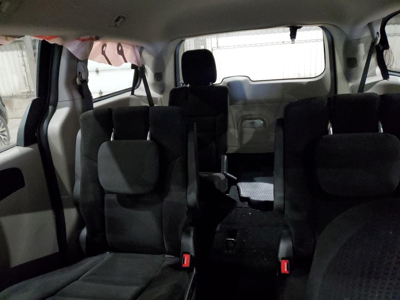 2017 Dodge Caravan - Image 10