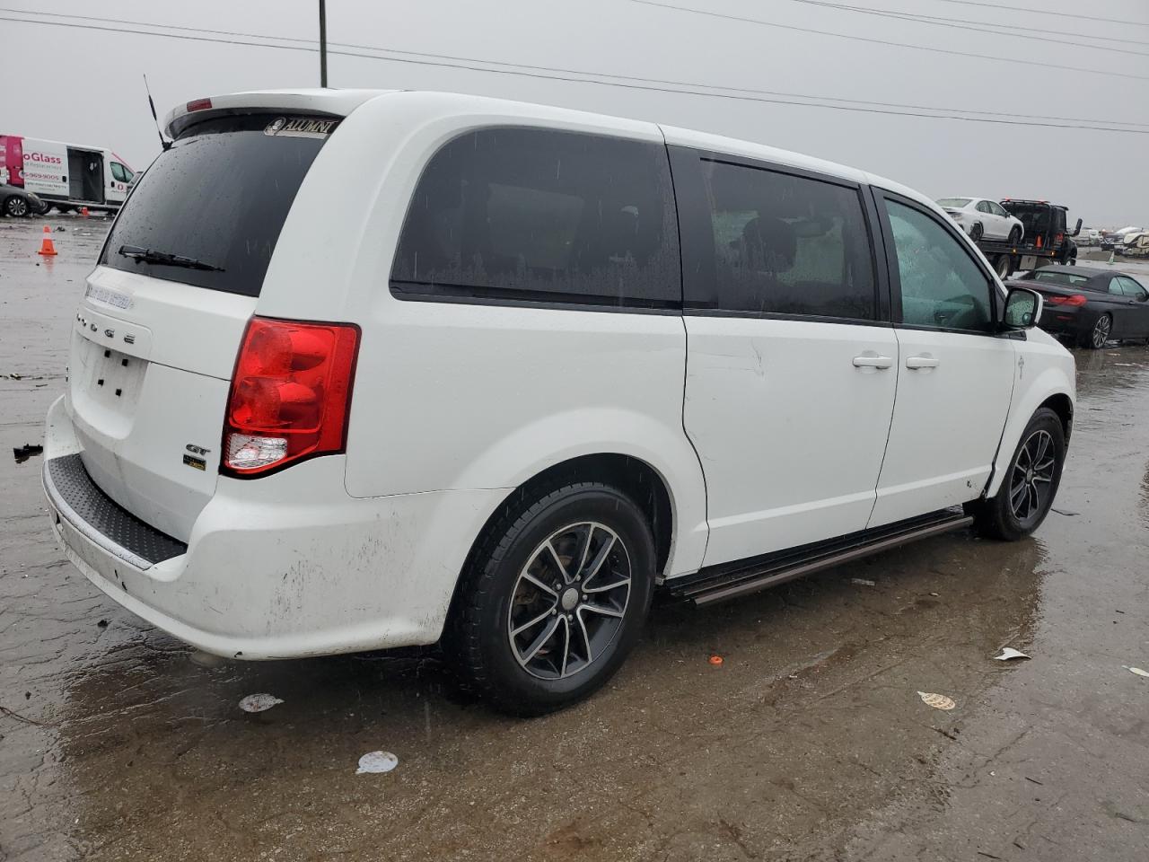 2019 Dodge Caravan - Image 3