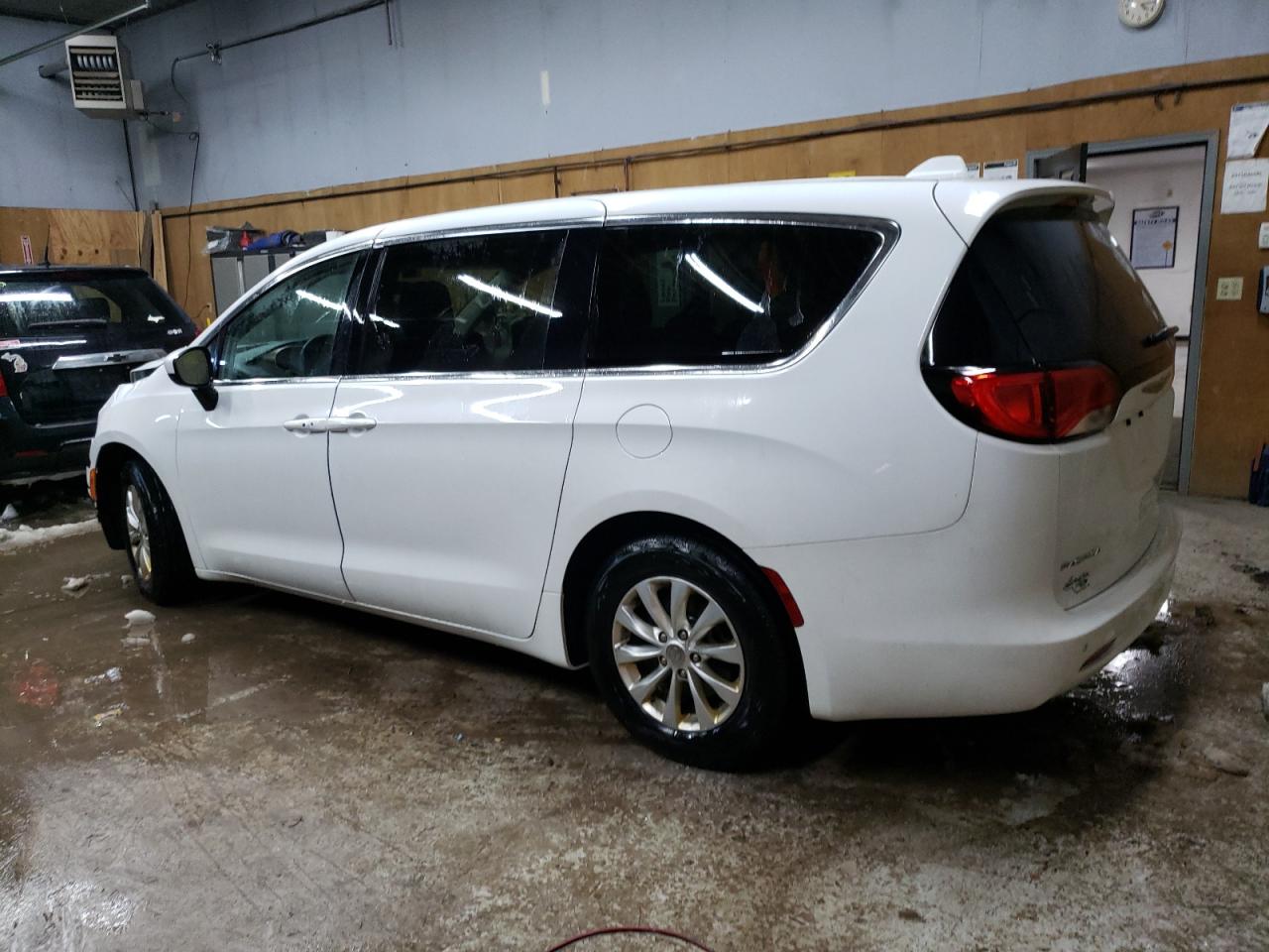 2018 Chrysler Pacifica - Image 2