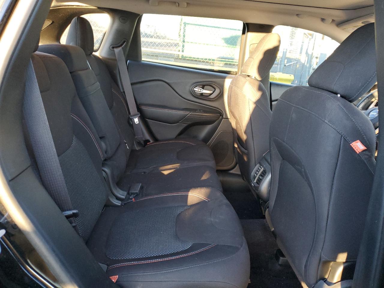 2017 Jeep Grand Cherokee - Image 12