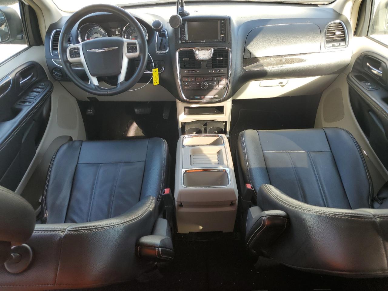 2014 Chrysler Town & Country - Image 8