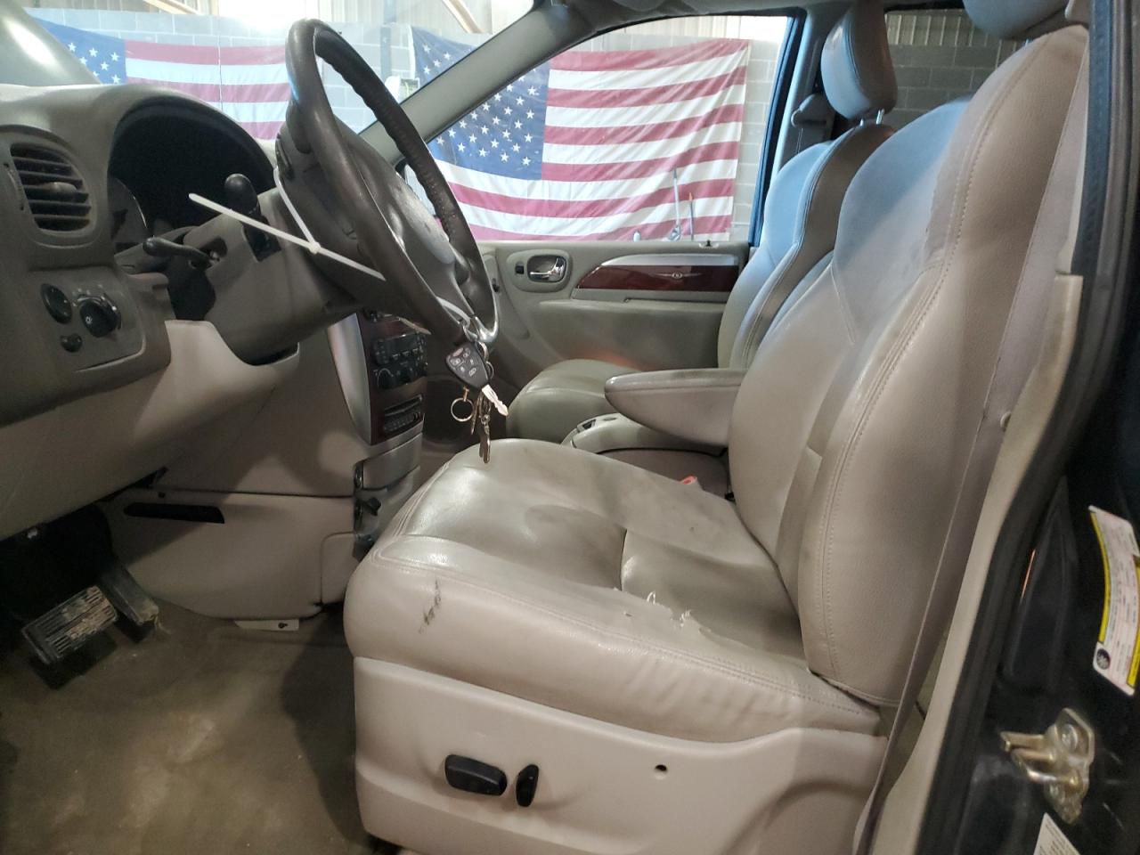 2007 Chrysler Town & Country - Image 7