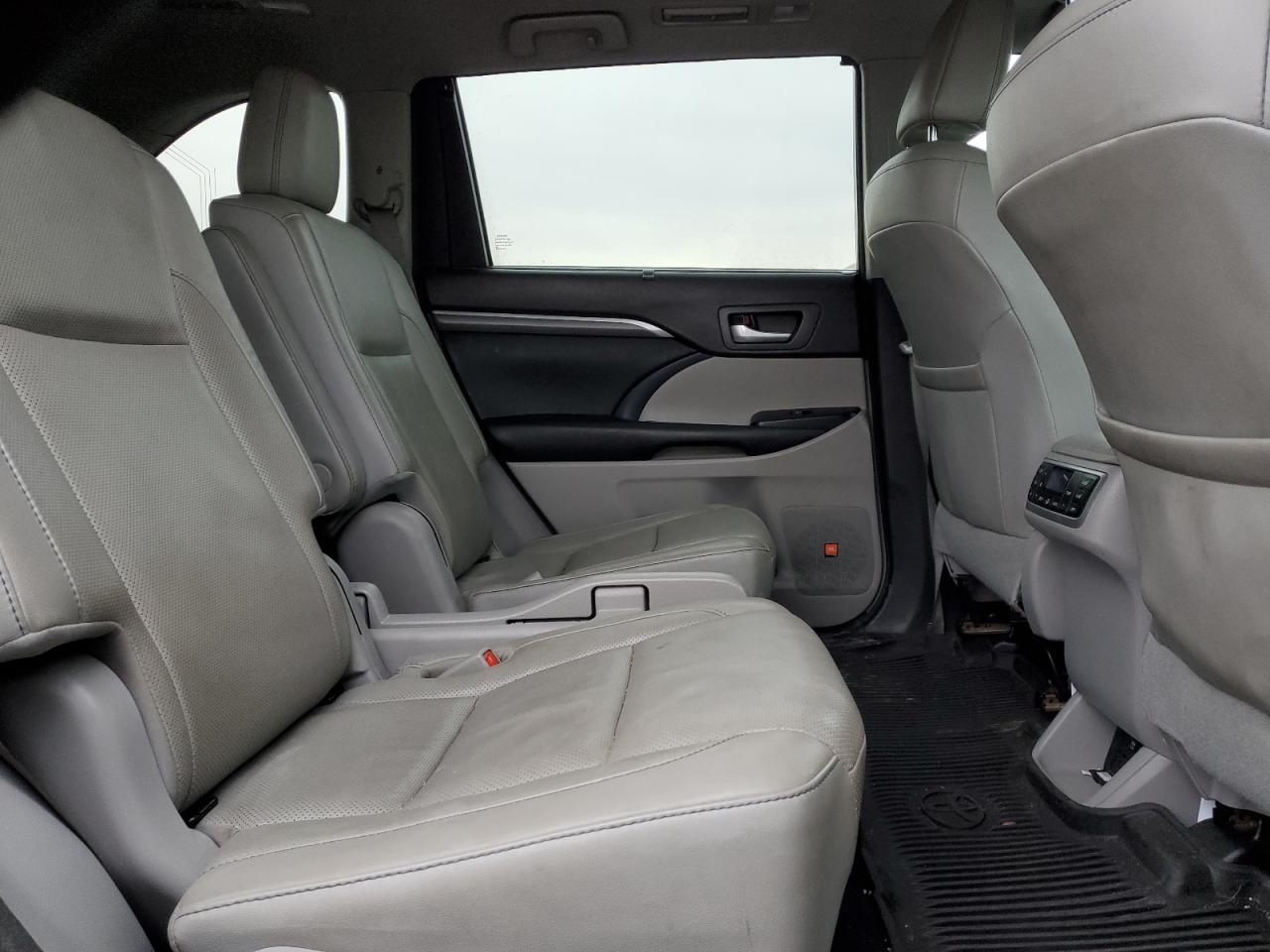 2017 Toyota Highlander - Image 11