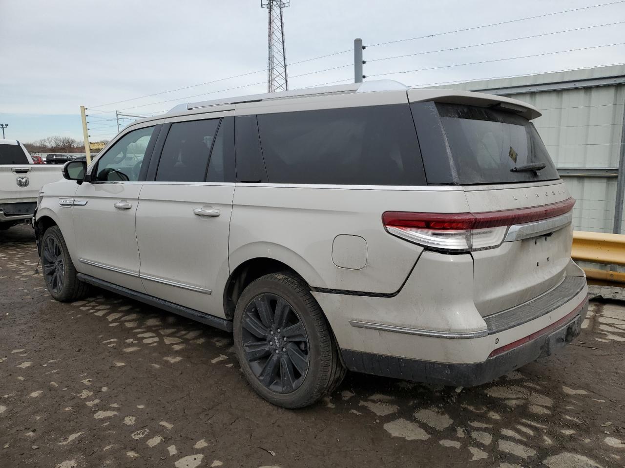 2023 Lincoln Navigator - Image 2