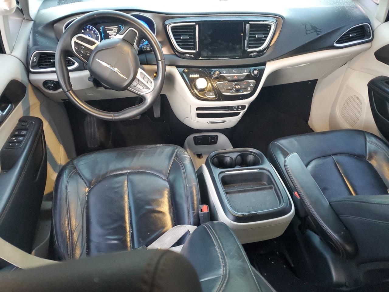 2017 Chrysler Pacifica - Image 8