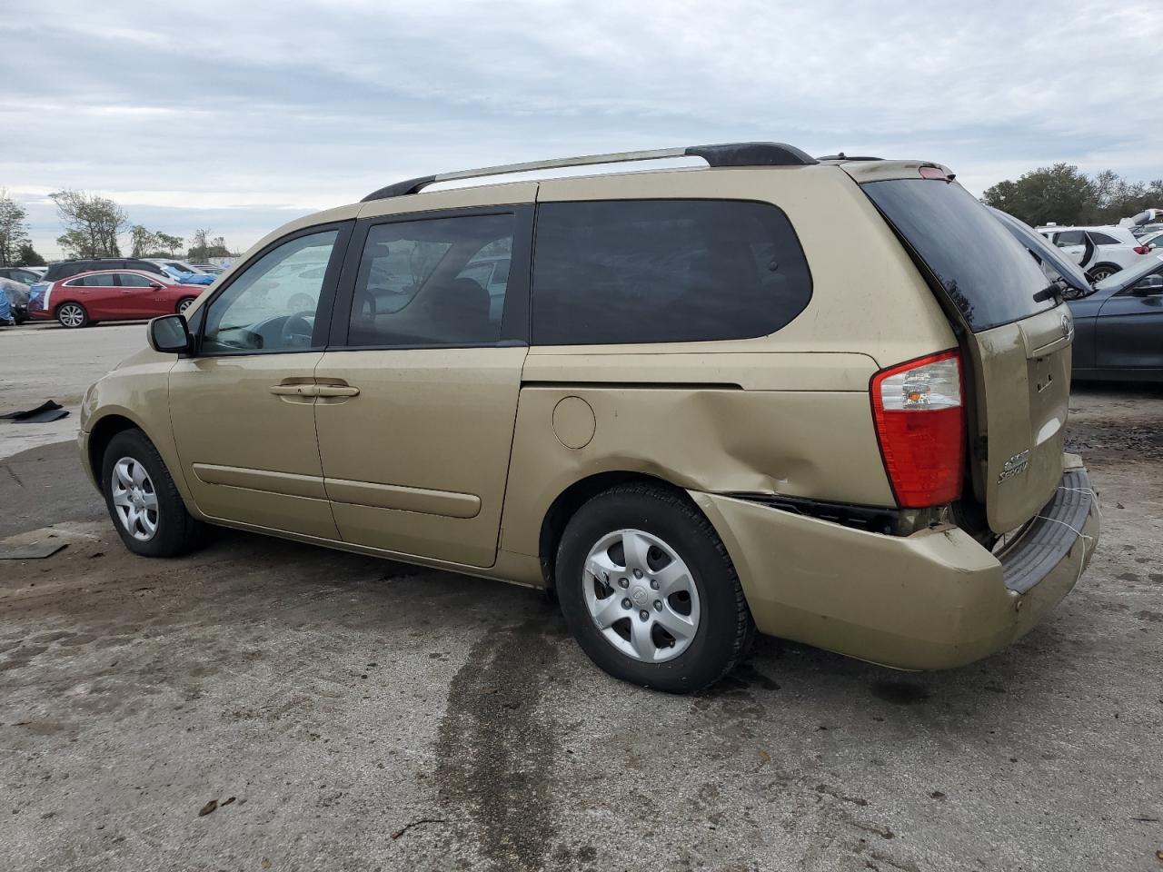 2010 Kia Sedona - Image 2