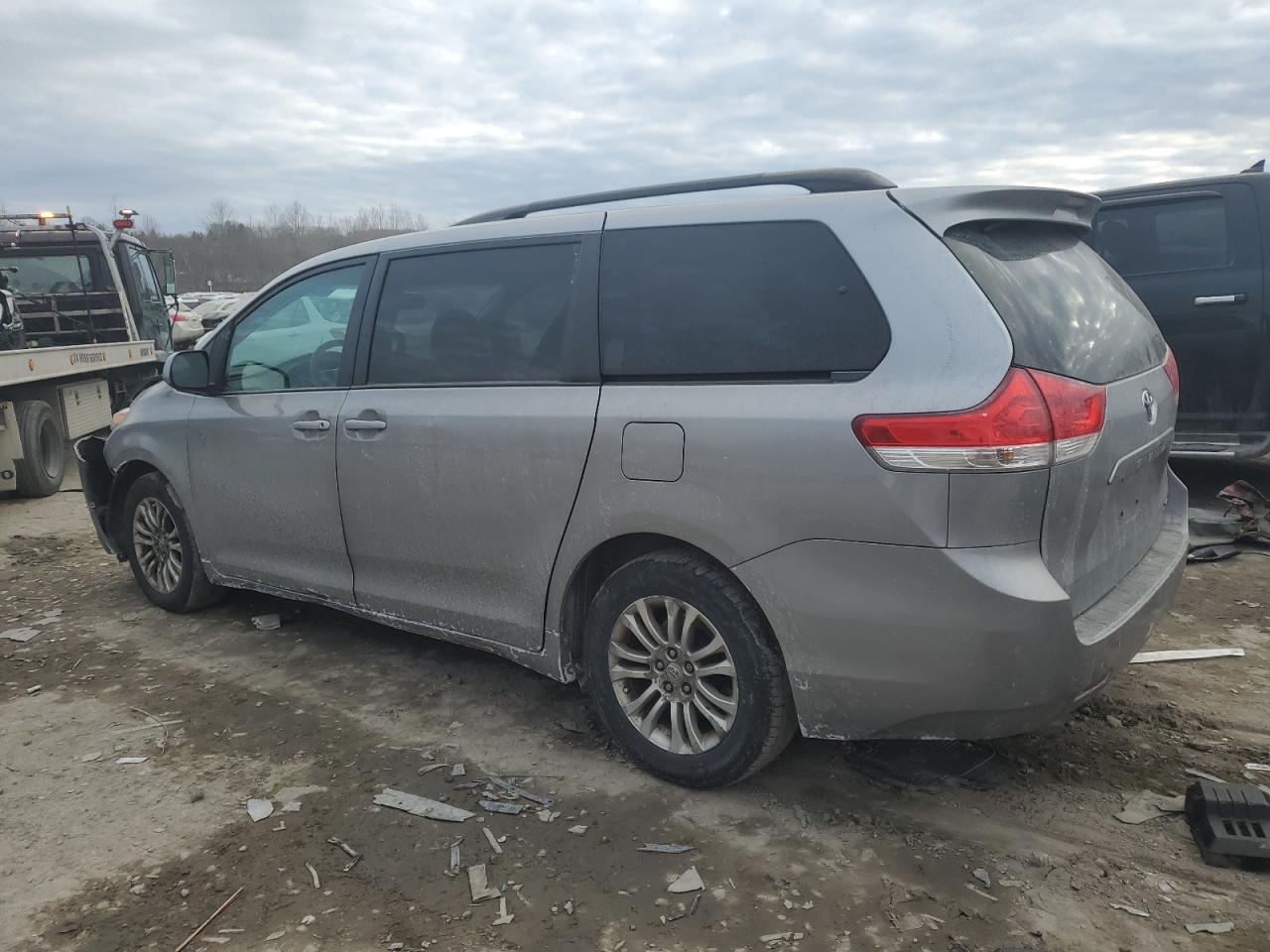 2012 Toyota Sienna - Image 2