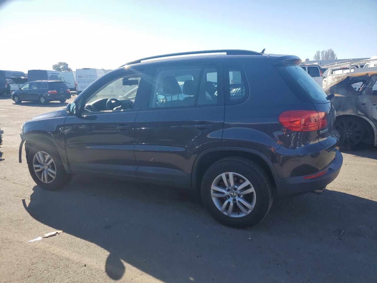 2016 Volkswagen Tiguan - Image 2
