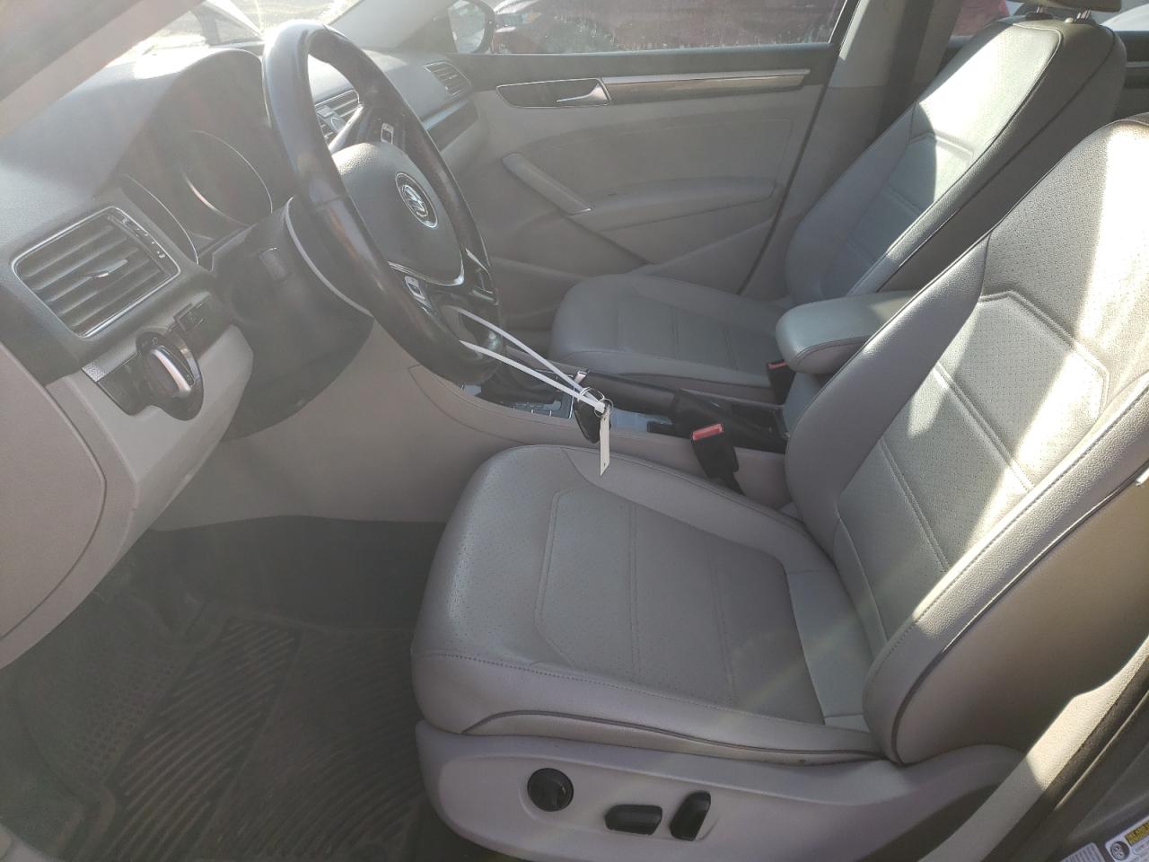 2017 Volkswagen Passat - Image 7