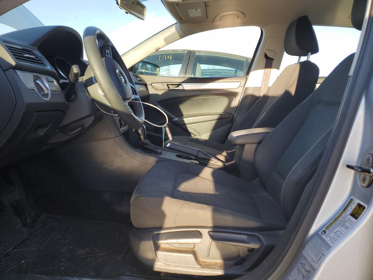 2017 Volkswagen Passat - Image 7