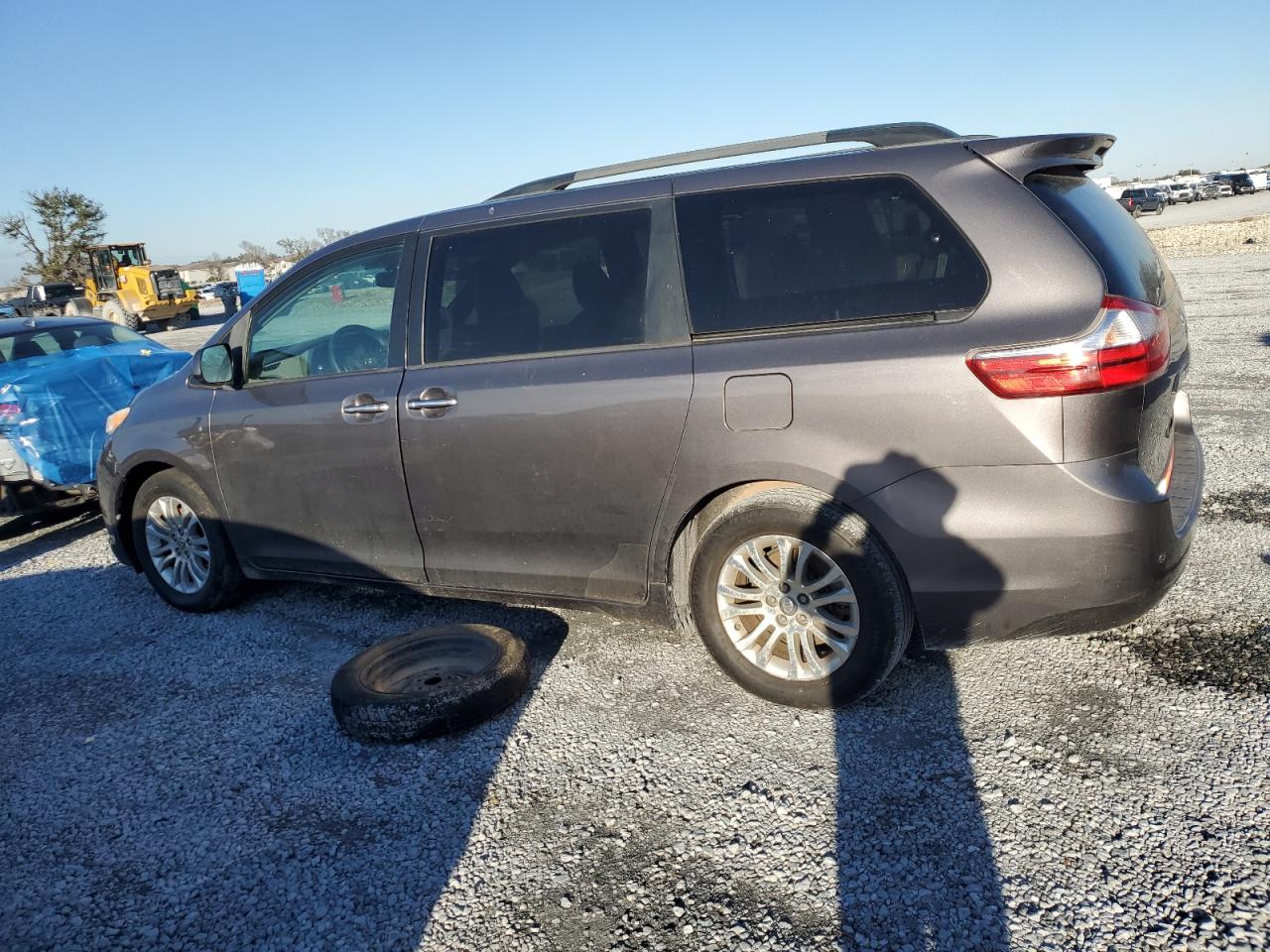 2015 Toyota Sienna - Image 2