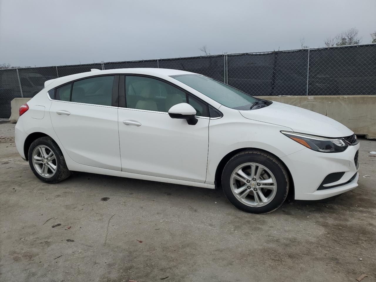 2018 Chevrolet Cruze - Image 4