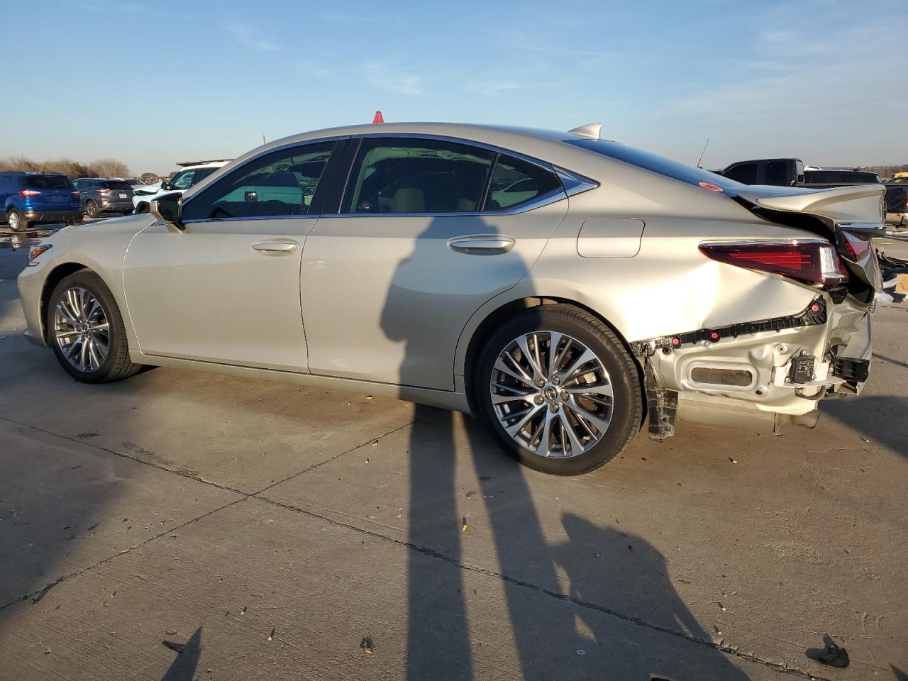 2020 Lexus ES - Image 2