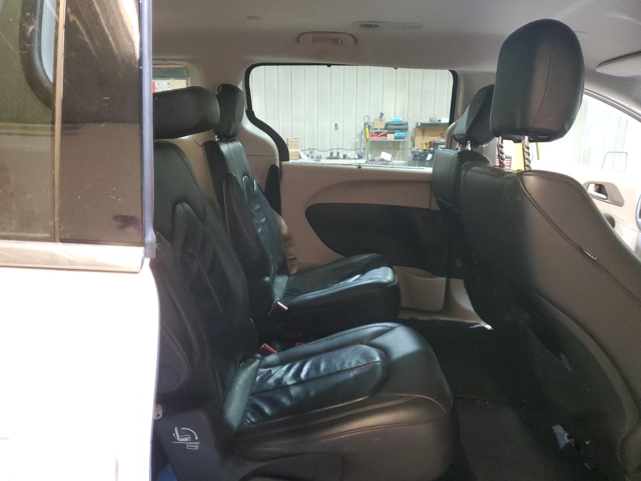 2017 Chrysler Pacifica - Image 11