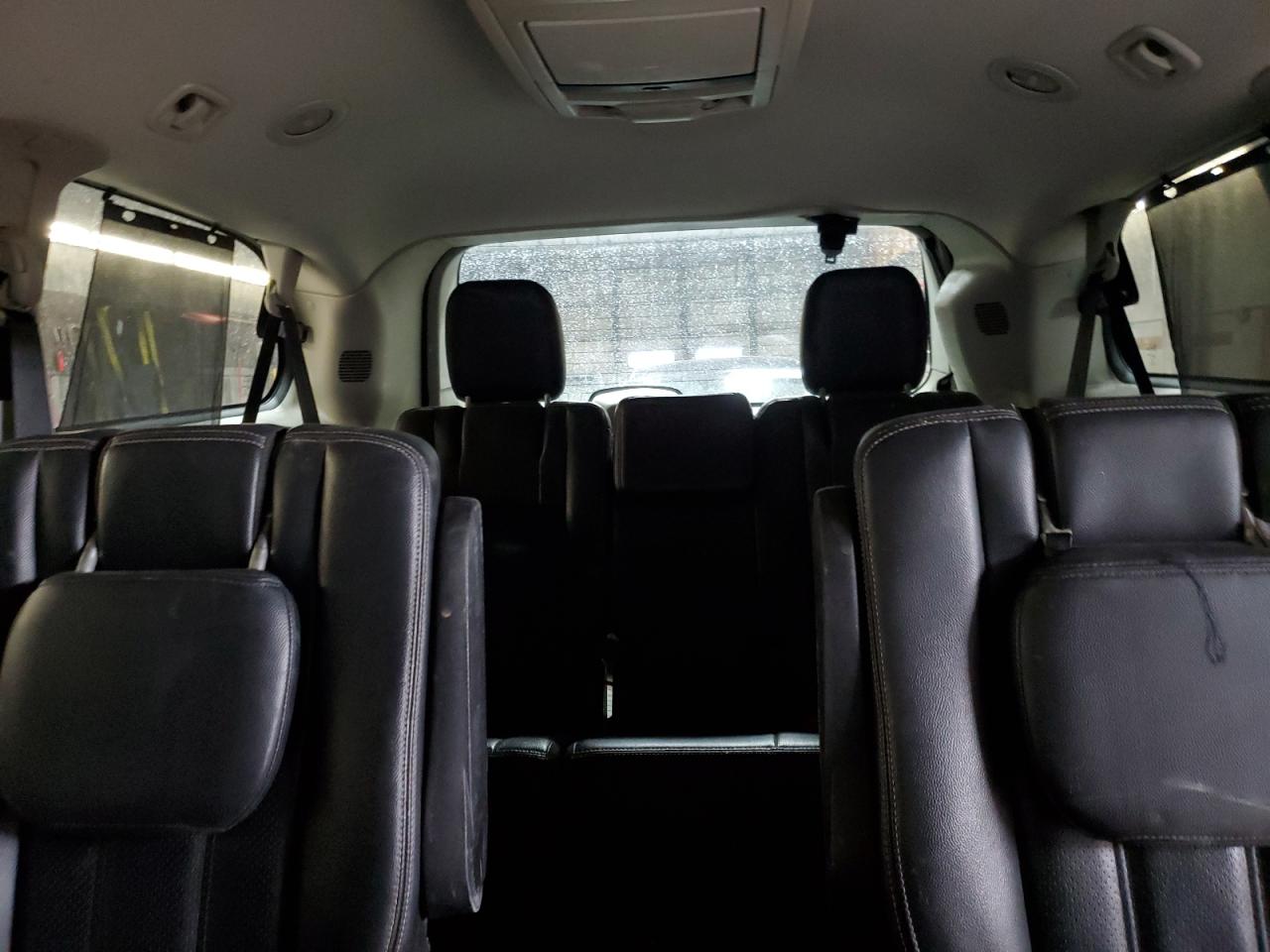 2014 Chrysler Town & Country - Image 10